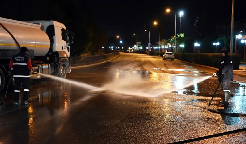 Ereğli Belediyesi her gece yollarda çamur temizliyor