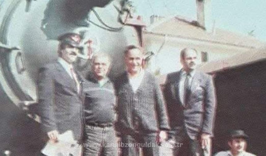 Sene 1992: Ankara- Zonguldak turistik treni lokomotifi önünde Cenk Koray