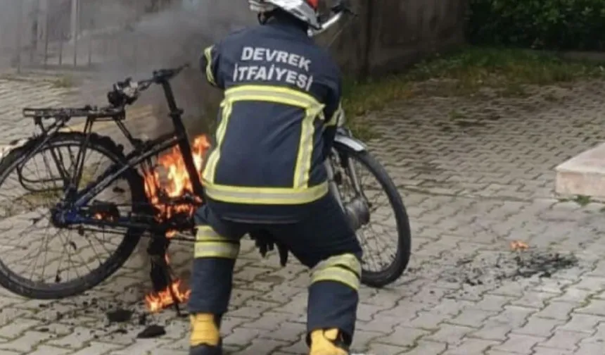 Garajdaki elektrikli bisiklet alev aldı