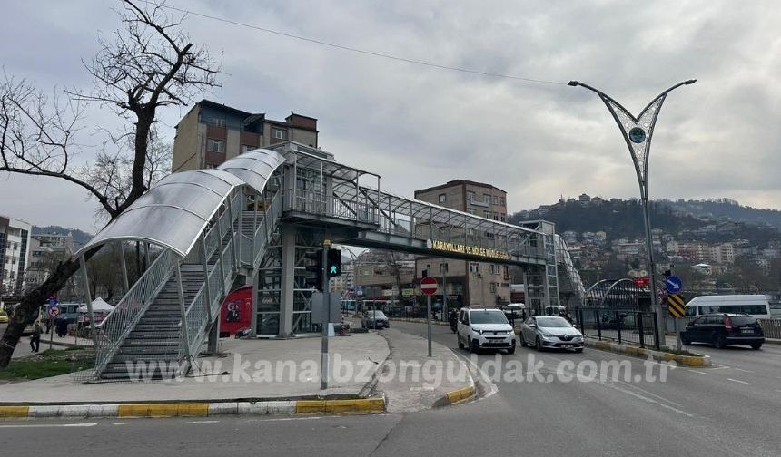 Karayolları umursamıyor mu: Üst geçitlerin biri yarım diğeri hiç yok!