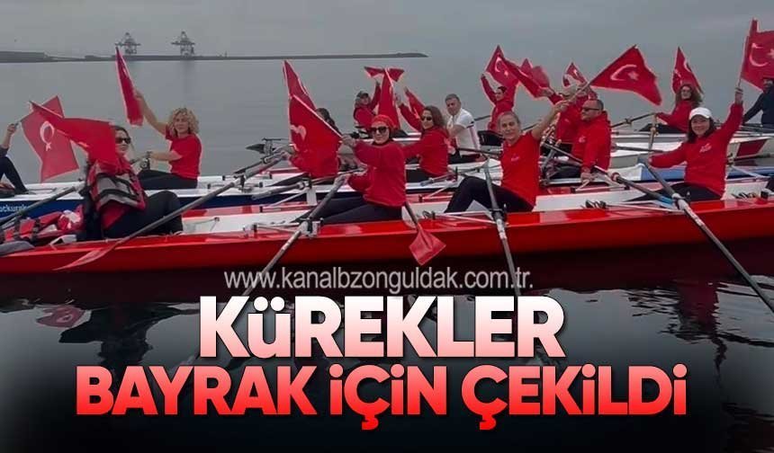 Gülüç Kürek Kulübü 23 Nisan’da bayraklarla kürek çekti