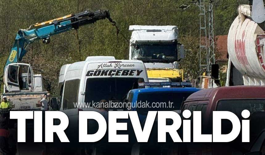 Kontrolden Çıkan TIR Devrildi