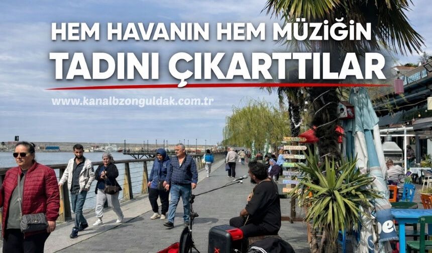 Zonguldak sahilde hem güneş hem müzik keyfi