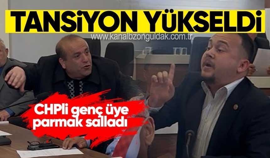 CHPli genç üye parmak salladı tansiyonlar yükseldi