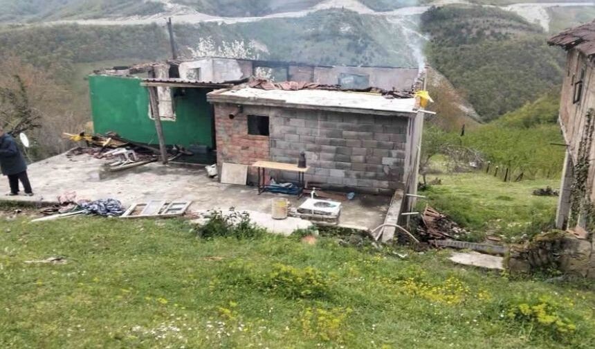 Gece yarısı faciası: Ev küle nöndü, yaşlı çift son anda kurtuldu