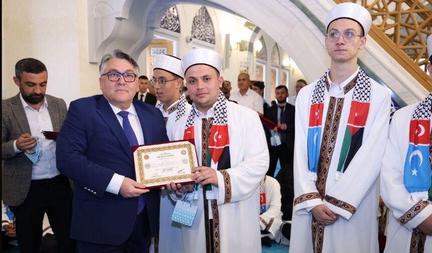Rektör Özölçer, Hafızlık İcazet Merasimi’nde Genç Hafızların Sevincine Ortak Oldu