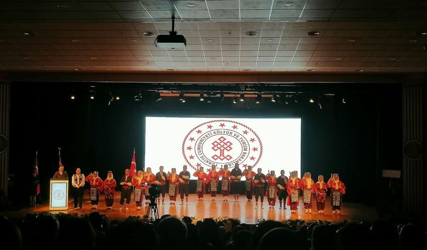Zonguldak'ta "Bir Sevdadır Anadolu-3" Halk Oyunları Şöleni Rüzgarı Esti