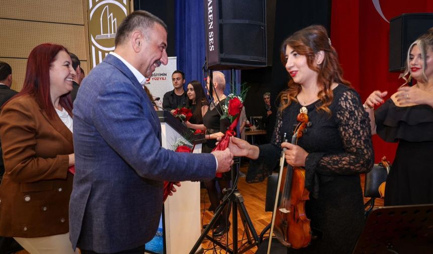 Vali Hacıbektaşoğlu, Maarif Öğretmenler Korosu konserine katıldı