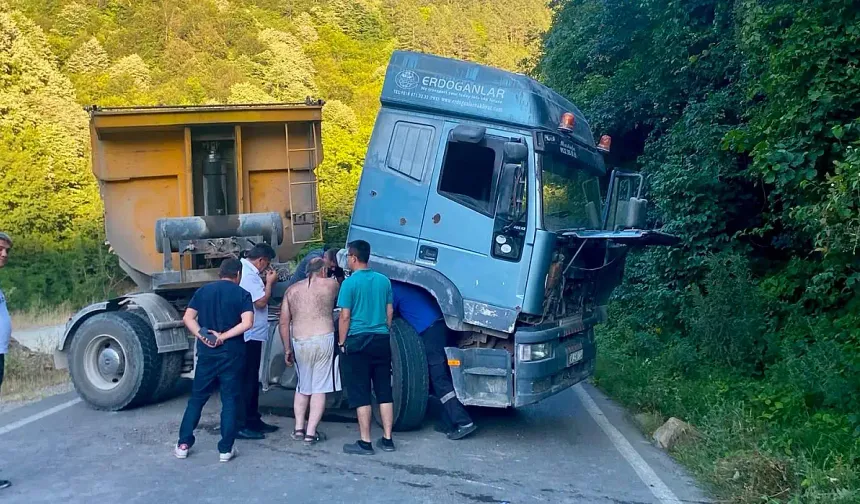 Otomobil ile tır çarpıştı: Yaralılar hastaneye kaldırıldı