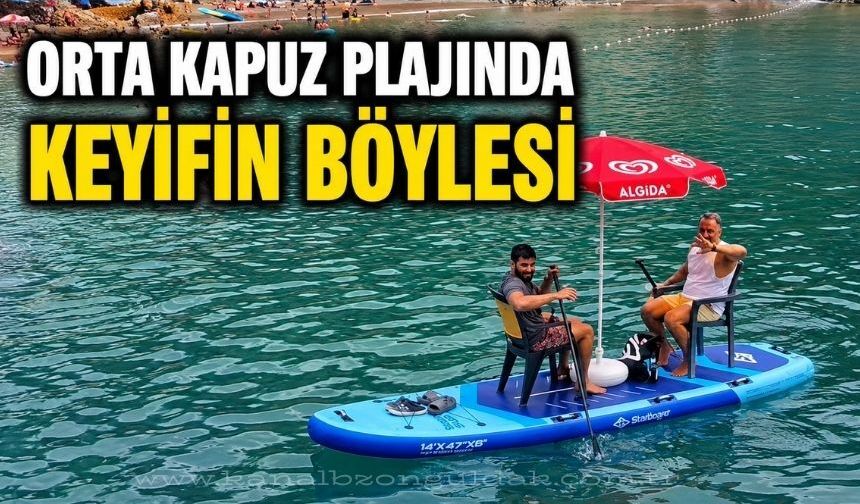 Orta Kapuz Plajı'nda ilginç görüntü: SUP üzerinde şemsiyeli deniz keyfi
