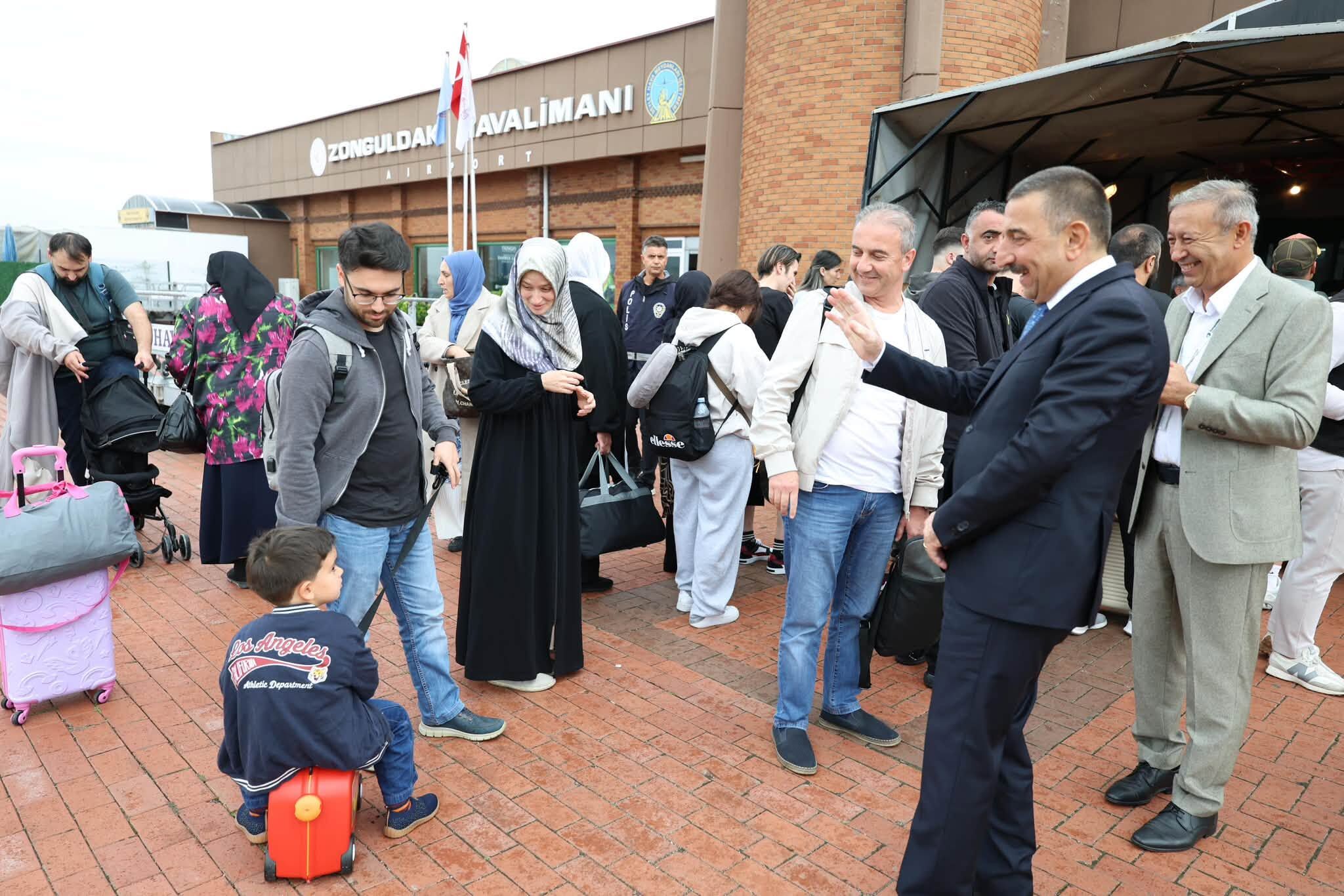 Vali Hacıbektaşoğlu Yolcualrı Karşıladı