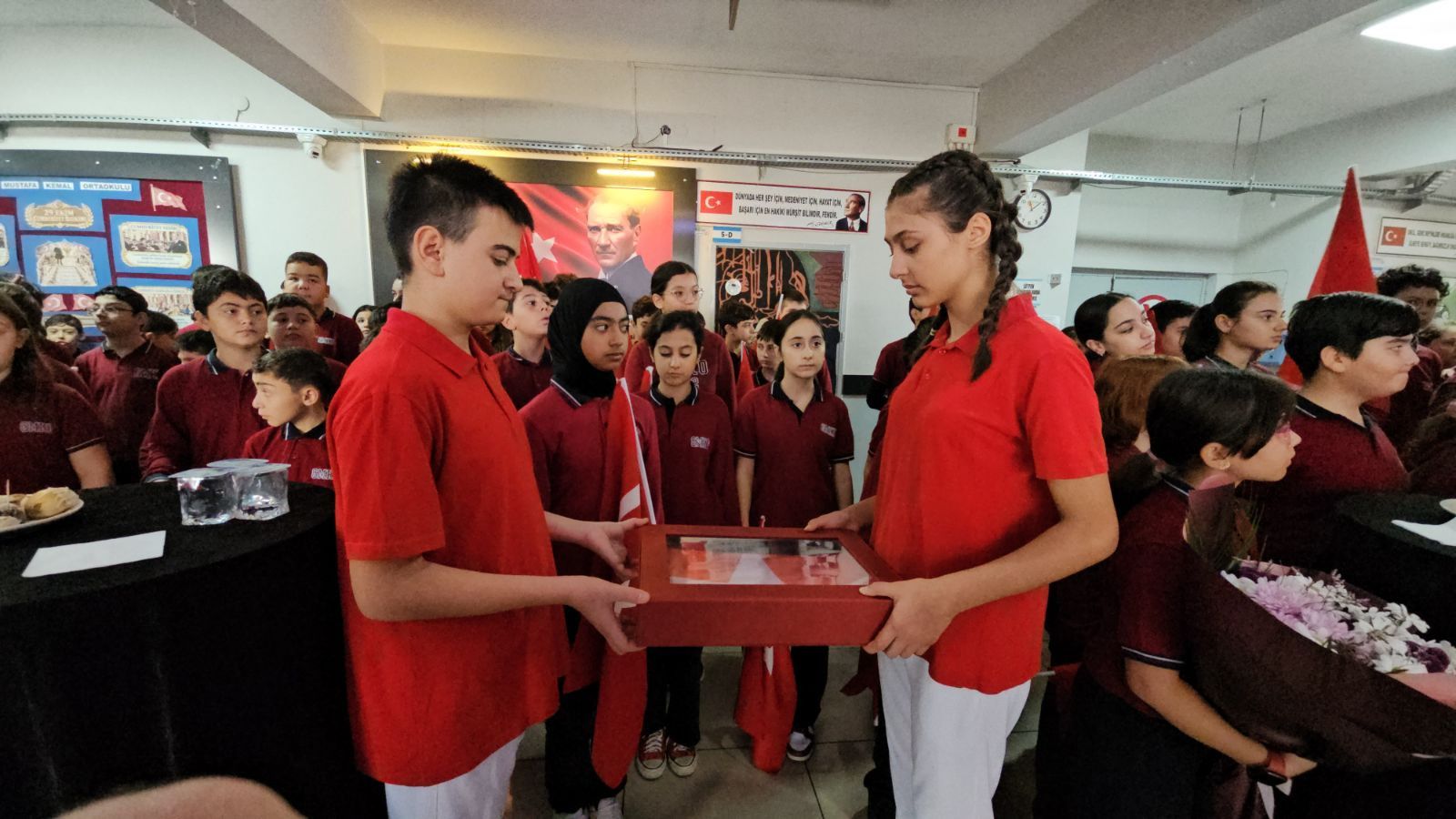 Canakkale Sehitliklerinden Gelen Bayrak Ogrencilerin Hazirladigi Rolyefte Sergilendi 6588