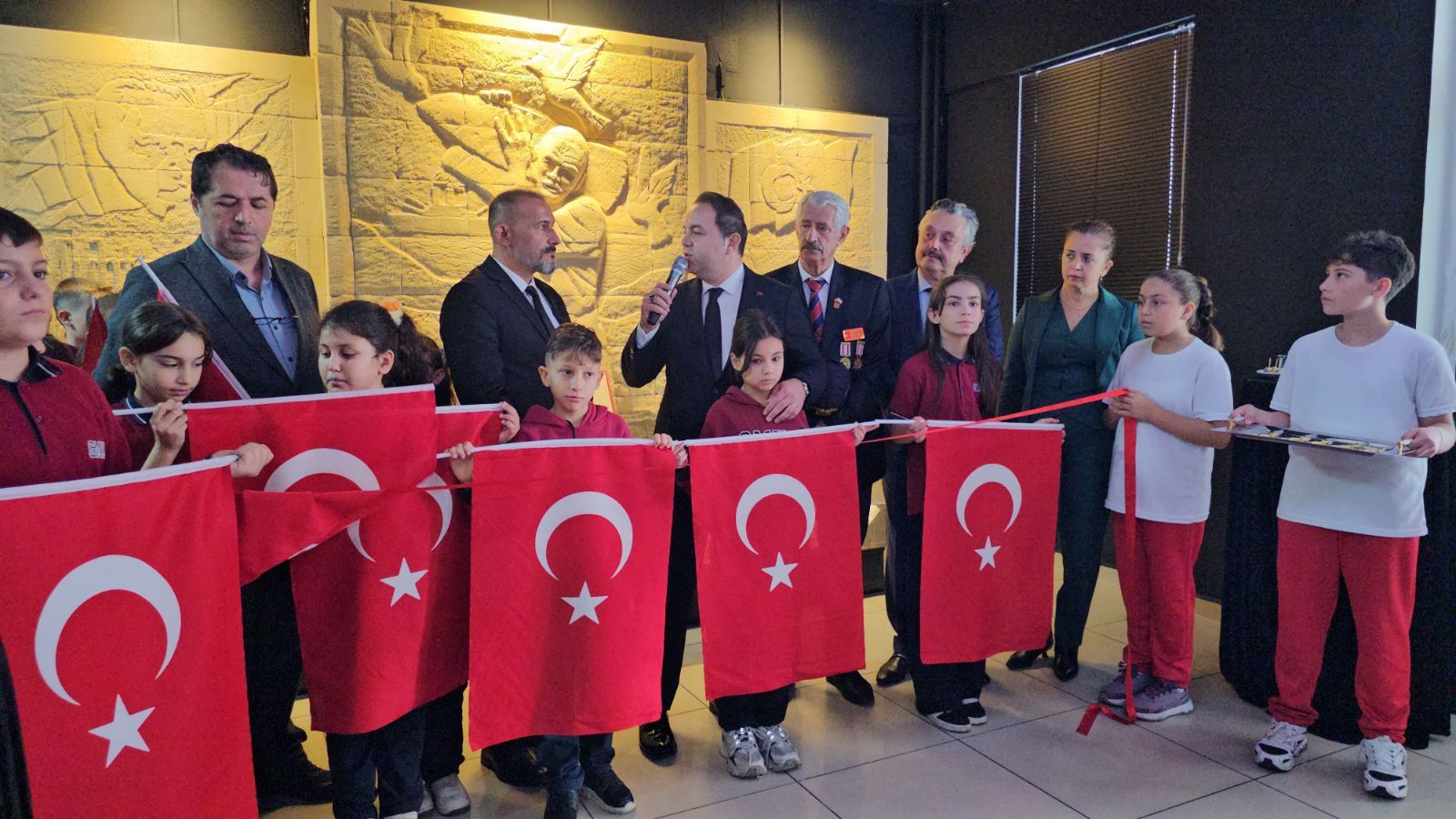 Canakkale Sehitliklerinden Gelen Bayrak Ogrencilerin Hazirladigi Rolyefte Sergilendi 6590